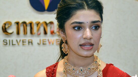 ఇక విశాఖపట్నంలో 10గ్రాముల 22 క్యారెట్ల గోల్డ్​ ధర రూ. 91,597గాను, 24 క్యారెట్ల పసిడి ధర రూ. 99,927ను ఉంది. 100 గ్రాముల సిల్వర్​ రేటు రూ. 12,660 ఉంది.