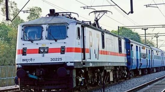 స్టెప్ 2: లింక్ ఆధార్ పై క్లిక్ చేయండి - ఇక్కడ మీకు "ఆధార్ జోడించు" లేదా "లింక్ ఆధార్" అనే ఆప్షన్ కనిపిస్తుంది, దానిపై క్లిక్ చేయండి. ఇప్పుడు మీ 12 అంకెల ఆధార్ నంబర్ ఎంటర్ చేసి సబ్మిట్ చేయండి. ఆధార్ నంబర్ సబ్మిట్ చేయగానే ఆధార్ తో లింక్ అయిన మొబైల్ నెంబర్ కు ఓటీపీ వస్తుంది.