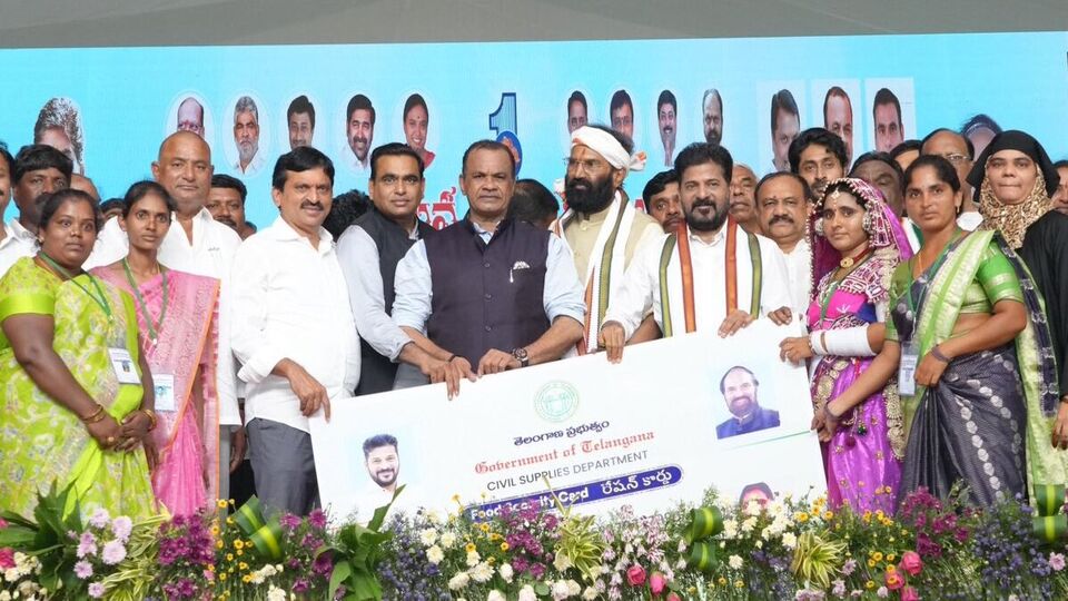<p>కొత్త రేషన్ కార్డుల పంపిణీకి తెలంగాణ సర్కార్ శ్రీకారం చుట్టింది. జూలై 14వ తేదీ నుంచి రాష్ట్రవ్యాప్తంగా కొత్త కార్డుల పంపిణీ జరుగుతోంది. 3 లక్షలకుపైగా కార్డులను పంపిణీ చేస్తోంది.</p>