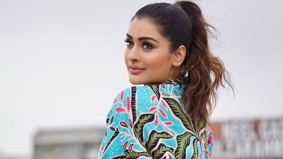 <p>కనిపించి కనిపించడకుండా ఇలా నడుము అందాలను ఎక్స్ పోజ్ చేస్తోంది పాయల్ రాజ్ పుత్. 2017లో చన్నా మేరియా అనే పంజాబీ సినిమాతో తెరంగేట్రం చేసింది ఈ ముద్దుగుమ్మ. </p>