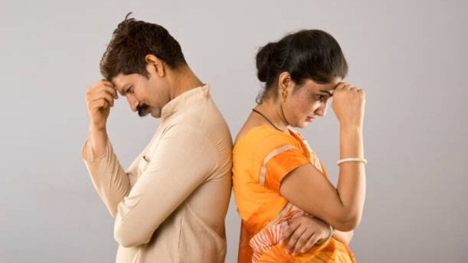 <p>ఆమె మీతో గొడవ పడటం లేదా వాదించడం ప్రారంభించినప్పుడు, వెంటనే స్పందించే బదులు ఆమె ఏం చెబుతుందో అర్థం చేసుకోవడానికి ప్రయత్నించండి. ఆమె చెప్పేది జాగ్రత్తగా వినండి. అప్పుడు మీరు ఆమె భావాలకు ప్రాముఖ్యత ఇస్తున్నారని ఆమెకు అనిపిస్తుంది. ఆమె క్రమంగా శాంతిస్తుంది.</p>