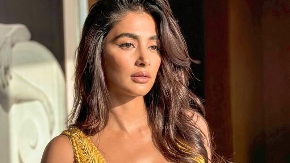 <p>నాగార్జున పెద్ద కొడుకు నాగ చైతన్యతో కలిసి ‘ఒక లైలా కోసం’ సినిమాలో చేసింది పూజ. ఈ సినిమాతోనే తెలుగులో అడుగుపెట్టింది పూజ. </p>(instagram-hegdepooja)