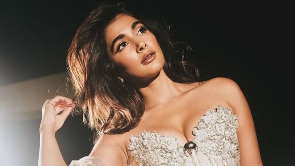 <p>మోనికా సాంగ్ తో ఇంటర్నెట్ ను ఊపేస్తున్న ఆ బ్యూటీ పూజ హెగ్డే. కూలీ సినిమాలోని ఈ సాంగ్ లో ఆమె హాట్ మూవ్స్ తెగ వైరల్ గా మారాయి. రీల్స్ లో ఈ సాంగ్ దే హవా. </p>(instagram-hegdepooja)