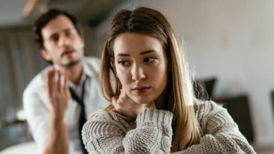 <p>పరిస్థితులు చాలా తీవ్రంగా మారినప్పుడు, ఆమెను ఒంటరిగా వదిలేయండి. ఒంటరిగా కొంత సమయం గడపడం వల్ల ఆమె ప్రశాంతంగా ఉంటుంది. మెదడు సరిగ్గా ఆలోచించడం ప్రారంభిస్తుంది. గొడవ జరిగినప్పుడు ఒంటరిగా ఉండటానికి నడకకు వెళ్లండి.</p>