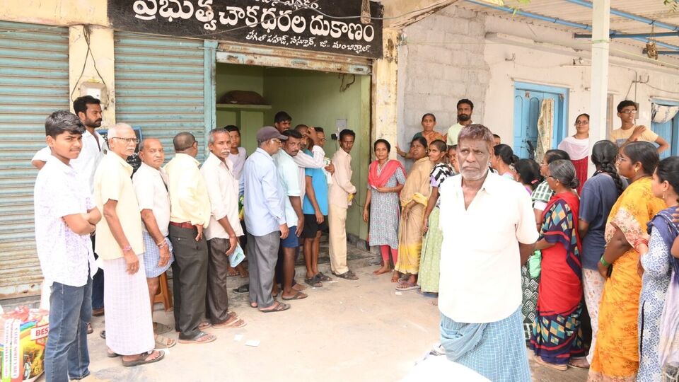 <p>కొత్త రేషన్ కార్డుల పంపిణీలో భాగంగా… జూన్ నాటికి అఫ్రూవ్ వచ్చిన వాటికి పంపిణీ పత్రాలను అందజేస్తున్నారు. అయితే కొత్తగా వచ్చే దరఖాస్తులను కూడా స్వీకరిస్తున్నారు. వీరికి త్వరలోనే కార్డులను పంపిణీ చేస్తారు. కాబట్టి రేషన్ కార్డు రానివాళ్లు… మీసేవా ఆన్ లైన్ కేంద్రాల వద్దకు వెళ్లి దరఖాస్తు చేసుకోవాలని అధికారులు సూచిస్తున్నారు,</p>