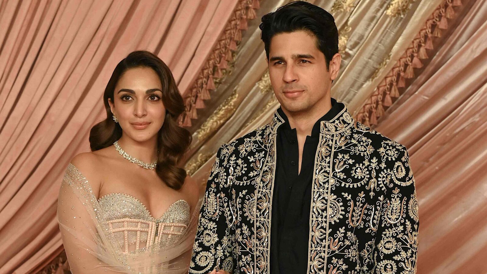 పేరెంట్స్ గా మారిన స్టార్ కపుల్.. పండంటి బిడ్డకు జన్మనిచ్చిన కియారా అద్వానీ