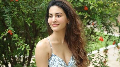 <p>ఇన్ స్టాగ్రామ్ లో హాట్ బ్యూటీ అమైరా దస్తూర్ పోస్ట్ చేసిన ఫొటోలు వైరల్ గా మారాయి. నేచర్ ను ఆస్వాదిస్తూ ఈ భామ అందాల విందు అందించింది. </p>