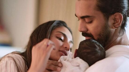 అతియా శెట్టి, కేఎల్ రాహుల్: సునీల్ శెట్టి కుమార్తె, కేఎల్ రాహుల్ భార్య అయిన అతియా 2025 మార్చి 24న పండంటి ఆడబిడ్డకు జన్మనిచ్చింది. అతియా తన కుమార్తె ఫోటోలను షేర్ చేయలేదు. అయితే ఆమె తరచుగా తన కుమార్తెతో ఉన్న చిత్రాలను పోస్ట్ చేస్తుంది.