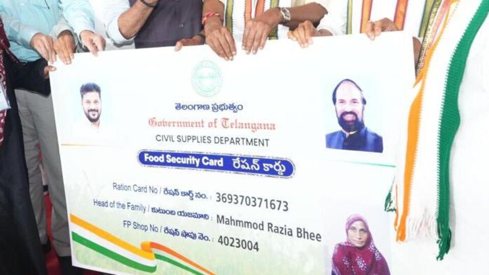 <p>ఈ పథకం కోసం తెల్ల రేషన్ కార్డు తప్పనిసరి. కాబట్టి కొత్తగా కార్డు వచ్చిన వాళ్లు… ఈ స్కీమ్ కోసం దరఖాస్తు చేసుకోవచ్చు. అయితే దరఖాస్తుదారులు వారి తెల్ల రేషన్ కార్డు, విద్యుత్ బిల్లు కస్టమర్ ఐడీకి ఆధార్ కార్డును తప్పనిసరిగా లింక్ చేయాల్సి ఉంటుంది.</p>