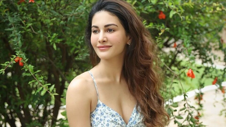 <p>ఇన్ స్టాగ్రామ్ లో హాట్ బ్యూటీ అమైరా దస్తూర్ పోస్ట్ చేసిన ఫొటోలు వైరల్ గా మారాయి. నేచర్ ను ఆస్వాదిస్తూ ఈ భామ అందాల విందు అందించింది. </p>