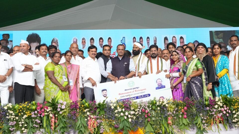 <div><p>తెలంగాణలో కొత్త రేషన్ కార్డుల పంపిణీకి ప్రభుత్వం శ్రీకారం చుట్టింది. జూలై 14వ తేదీ నుంచి లబ్ధిదారులకు కార్డులను పంపిణీ చేస్తున్నారు. అయితే కొత్తగా రేషన్ కార్డు వచ్చిన వాళ్లు… తెలంగాణ ప్రభుత్వం ప్రవేశపెట్టిన ఉచిత విద్యుత్ (గృహ జ్యోతి ) స్కీమ్ కోసం దరఖాస్తు చేసుకునే వీలు ఉంటుంది.</p></div>
