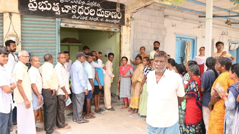 <p>ఈ పథకం ద్వారా, అర్హత ఉన్న కుటుంబాలు 200 యూనిట్ల వరకు ఉచిత విద్యుత్ వినియోగించుకోవచ్చు. గృహ వినియోగం కోసం ఒక నెలలో 200 యూనిట్ల కంటే తక్కువ విద్యుత్ వినియోగించినపుడు బిల్లులో జీరో నంబర్ వస్తుంది. అలా వస్తేనే మీకు ఈ పథకం వర్తించినట్టు. నిర్ణయించిన దానికంటే ఒక్క యూనిట్ ఒక్కటి ఉన్నా…. పూర్తిగా డబ్బులు చెల్లించాల్సి ఉంటుంది.</p>