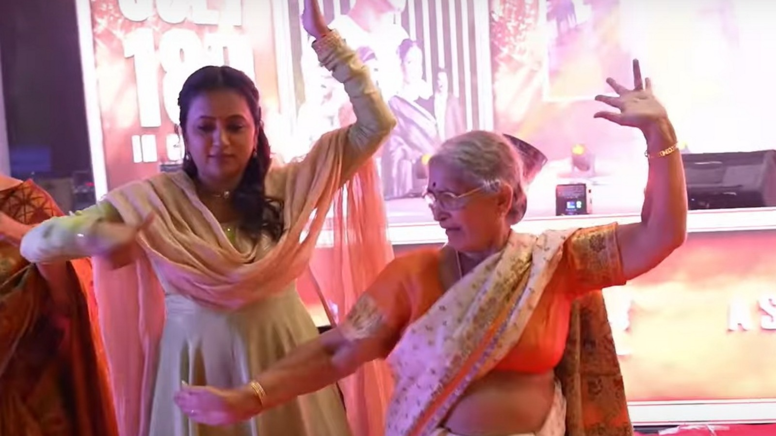 వైరల్ వయ్యారి సాంగ్ కు బామ్మ డ్యాన్స్ వైరల్.. కాలు కదిపిన సుమ.. అదిరే స్టెప్పులు.. ఎవరీ సీనియర్ నటి?