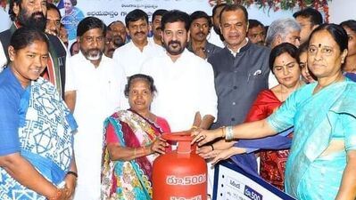 <p>తెలంగాణలో కొత్త రేషన్ కార్డుల పంపిణీకి ప్రభుత్వం శ్రీకారం చుట్టింది. జూలై 14వ తేదీ నుంచి లబ్ధిదారులకు కార్డులను పంపిణీ చేస్తున్నారు. అయితే కొత్తగా రేషన్ కార్డు వచ్చిన వాళ్లు… తెలంగాణ ప్రభుత్వం ప్రవేశపెట్టిన గ్యాస్ సబ్సిడీ (మహాలక్ష్మీ) స్కీమ్ కోసం దరఖాస్తు చేసుకునే వీలు ఉంటుంది.</p> <p>తెలంగాణలో కొత్త రేషన్ కార్డుల పంపిణీకి ప్రభుత్వం శ్రీకారం చుట్టింది. జూలై 14వ తేదీ నుంచి లబ్ధిదారులకు కార్డులను పంపిణీ చేస్తున్నారు. అయితే కొత్తగా రేషన్ కార్డు వచ్చిన వాళ్లు… తెలంగాణ ప్రభుత్వం ప్రవేశపెట్టిన గ్యాస్ సబ్సిడీ (మహాలక్ష్మీ) స్కీమ్ కోసం దరఖాస్తు చేసుకునే వీలు ఉంటుంది.</p>