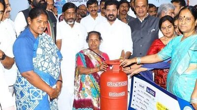 <p>గృహ వినియోగదారులపై ఆర్థిక భారాన్ని తగ్గించడం, పేద, మధ్యతరగతి కుటుంబాలకు ఆర్థిక ఉపశమనం కల్పించడం ఈ పథకం ముఖ్య ఉద్దేశ్యం. కొత్తగా కార్డు వచ్చిన వాళ్లు… స్థానికంగా ఉండే అధికారులను కలిసి ఈ స్కీమ్ కు సంబంధించిన వివరాలను పూర్తిగా తెలుసుకోవచ్చు. ప్రస్తుతం కొత్త దరఖాస్తులకు అవకాశం లేకపోతే… ప్రభుత్వం నిర్వహించే ప్రజాపాలన కార్యక్రమంలో అప్లికేషన్ చేసుకునే వీలు ఉంటుంది. కాబట్టి ఈ స్కీమ్ కు సంబంధించిన అర్హతలు ఉన్న వారు ఆందోళన చెందాల్సిన పని లేదని అధికారులు చెబుతున్నారు.</p> <p>గృహ వినియోగదారులపై ఆర్థిక భారాన్ని తగ్గించడం, పేద, మధ్యతరగతి కుటుంబాలకు ఆర్థిక ఉపశమనం కల్పించడం ఈ పథకం ముఖ్య ఉద్దేశ్యం. కొత్తగా కార్డు వచ్చిన వాళ్లు… స్థానికంగా ఉండే అధికారులను కలిసి ఈ స్కీమ్ కు సంబంధించిన వివరాలను పూర్తిగా తెలుసుకోవచ్చు. ప్రస్తుతం కొత్త దరఖాస్తులకు అవకాశం లేకపోతే… ప్రభుత్వం నిర్వహించే ప్రజాపాలన కార్యక్రమంలో అప్లికేషన్ చేసుకునే వీలు ఉంటుంది. కాబట్టి ఈ స్కీమ్ కు సంబంధించిన అర్హతలు ఉన్న వారు ఆందోళన చెందాల్సిన పని లేదని అధికారులు చెబుతున్నారు.</p>