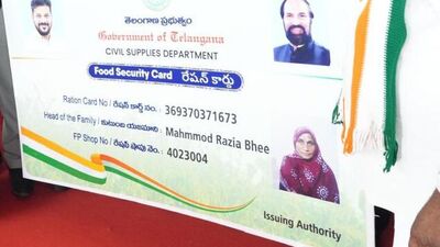<p>ప్రజాపాలనలో భాగంగా మొత్తం మహాలక్ష్మీ పథకానికి 92.23లక్షల దరఖాస్తులు అందాయి,</p><p>వీటిల్లో సబ్సిడీ సిలిండర్ స్కీమ్ కోసం 39 లక్షలకుపైగా అర్హులుగా గుర్తించింది. ఈ ప్రక్రియను పౌరసరఫరాల శాఖ చేపట్టిన సంగతి తెలిసిందే. సబ్సిడీ డబ్బులను లబ్ధిదారుల ఖాతాలో జమ చేస్తుంది.</p> <p>ప్రజాపాలనలో భాగంగా మొత్తం మహాలక్ష్మీ పథకానికి 92.23లక్షల దరఖాస్తులు అందాయి,</p><p>వీటిల్లో సబ్సిడీ సిలిండర్ స్కీమ్ కోసం 39 లక్షలకుపైగా అర్హులుగా గుర్తించింది. ఈ ప్రక్రియను పౌరసరఫరాల శాఖ చేపట్టిన సంగతి తెలిసిందే. సబ్సిడీ డబ్బులను లబ్ధిదారుల ఖాతాలో జమ చేస్తుంది.</p>