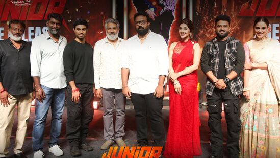 హైదరాబాద్ లోని రామానాయుడు స్టూడియోలో బుధవారం రాత్రి జూనియర్ మూవీ ప్రీ రిలీజ్ ఈవెంట్ జరిగింది. దీనికి దిగ్గజ దర్శకుడు ఎస్ఎస్ రాజమౌళి చీఫ్ గెస్ట్ గా అటెండ్ అయ్యారు. 