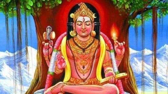 గురువారం నాడు శ్రీమహావిష్ణువుకు ప్రత్యేక పూజలు చేస్తే ఆయన అనుగ్రహం మీపై ఎల్లప్పుడూ ఉంటుంది. జీవితంలోని దుఃఖాలు పోతాయి డబ్బుకు సంబంధించిన సమస్యలన్నీ తొలగిపోతాయి. గురువారం విష్ణువుకు అంకితం చేయబడిందని గుర్తుంచుకోండి, కాబట్టి ఈ రోజున మీరు కొన్ని ప్రత్యేకమైన ప్రార్థనలు చేస్తే, మీరు ప్రయోజనం పొందగలుగుతారు. జాతకంలో గురు బృహస్పతిని బలంగా మార్చే కొన్ని పరిహారాలు కూడా ఉన్నాయి. మరి ఈ రెమెడీస్ గురించి తెలుసుకుందామా?