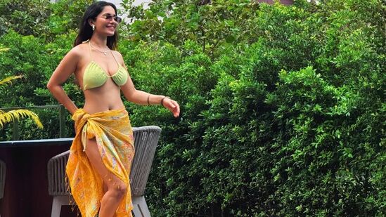 పూల్ సైడ్ లో ఇలా బికినీలో రుహానీ శర్మ కనువిందు చేసింది.
