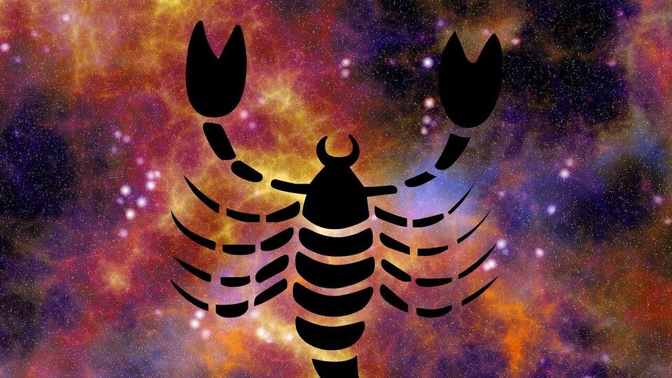 <p>వృశ్చిక రాశి 10వ ఇంట్లో కేతువు, శుక్రుల కలయిక జరుగుతుంది. ఇది వ్యాపారానికి సంబంధించిన ఇల్లు కాబట్టి.. వ్యాపారం, వ్యాపారంలో గొప్ప పురోగతి ఉంటుంది. వ్యాపారవేత్తలకు ఈ కాలం చాలా బాగుంటుంది. వైవాహిక జీవితంలో చాలా కాలంగా ఉన్న సమస్యలు ముగుస్తాయి. జీవితం సంతోషంగా ఉంటుంది. మీరు చాలా కాలంగా ఉద్యోగం కోసం చూస్తున్నట్లయితే, మంచి ఉద్యోగం పొందే అవకాశాలు ఉన్నాయి. మీ తండ్రితో సంబంధం బలపడుతుంది.</p>