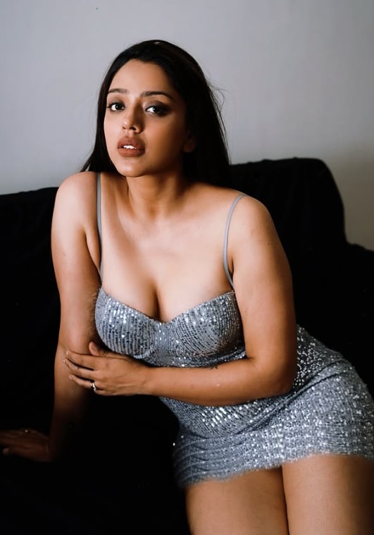 సైతాన్, సేవ్ ది టైగర్స్ లాంటి వెబ్ సిరీస్ లతో పాపులర్ అయింది దేవియాని. కొన్ని సినిమాలు కూడా చేసింది. ఇన్ స్టాగ్రామ్ లో బోల్డ్ ఫొటోస్ తో రెచ్చిపోతుంటుంది. 