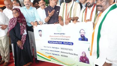 <p>రాష్ట్రంలోని కాంగ్రెస్ ప్రభుత్వం భారీ సంఖ్యలో రేషన్ కార్డులను మంజూరు చేస్తోంది. రాష్ట్రవ్యాప్తంగా జూలై 13 వరకు వచ్చిన దరఖాస్తులన్నింటిని పరిశీలించి అప్రూవ్ చేయనున్నారు. సుమారు 5 లక్షల మందికి కొత్త కార్డులు ఇచ్చేందుకు సన్నద్ధమవుతోంది.</p><p>ఇందులో భాగంగా జూలై 14 నుంచి కొత్త కార్డుల పంపిణీని ప్రారంభించింది.</p> <p>రాష్ట్రంలోని కాంగ్రెస్ ప్రభుత్వం భారీ సంఖ్యలో రేషన్ కార్డులను మంజూరు చేస్తోంది. రాష్ట్రవ్యాప్తంగా జూలై 13 వరకు వచ్చిన దరఖాస్తులన్నింటిని పరిశీలించి అప్రూవ్ చేయనున్నారు. సుమారు 5 లక్షల మందికి కొత్త కార్డులు ఇచ్చేందుకు సన్నద్ధమవుతోంది.</p><p>ఇందులో భాగంగా జూలై 14 నుంచి కొత్త కార్డుల పంపిణీని ప్రారంభించింది.</p>