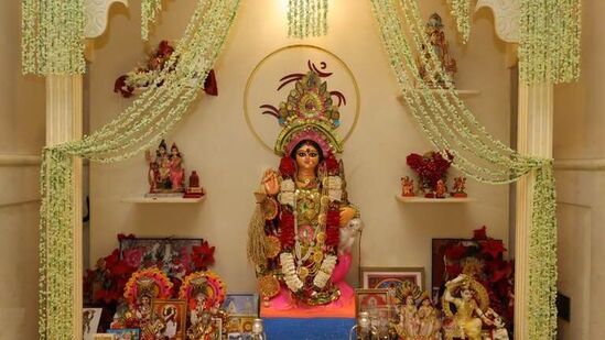 ఇంట్లో స్వచ్ఛత, పాజిటివిటీ ఉండే ప్రదేశం ఈ ఆలయం. ఈ ప్రదేశంలో దేవతలు ఉండటం వల్ల దైవశక్తి ప్రసరిస్తుంది, ఇది ఇంటిని పవిత్రంగా ఉంచుతుంది. అందువల్ల పూజగదిని క్రమం తప్పకుండా శుభ్రపరచి శుభకార్యాలను ఇక్కడ ఉంచాలి.