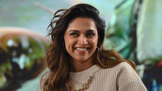 దీపికా పదుకొణె- సందీప్ రెడ్డి వంగాతో వివాదంతో దీపిక జూన్ లో వార్తల్లోకి వచ్చారు. సినిమాల కోసం తాను రోజుకు ఎనిమిది గంటలు మాత్రమే పని చేస్తానని దీపిక చెప్పారు. అది సందీప్ రెడ్డికి ఆమోదనీయం కాకపోవడంతో ఆమె ఆ సినిమా నుంచి తప్పుకున్నారు. ఈ డిమాండ్ కారణంగా దీపిక పదుకోణ్ పాపులారిటీ లిస్ట్ లో మూడో స్థానంలో ఉన్నారు.