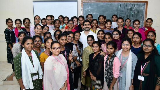 ఇక చివరల్లో పేమెంట్ వివరాలు కనిపిస్తాయి. మీ ఖాతాలోకి డబ్బులు పడ్డాయా లేదా అనేది కనిపిస్తుంది. జమ కాకుండా ఉంటే కూడా ఆ వివరాలు డిస్ ప్లే అవుతాయి. ఒకవేళ డబ్బులు జమ కాకపోతే… స్థానికంగా ఉన్న సచివాలయ అధికారులను సంప్రదించవచ్చు.