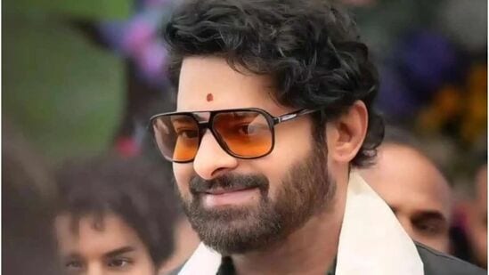 ప్రభాస్ - ఆర్మాక్స్ మీడియా రిపోర్టులో మన రెబల్ స్టార్ ప్రభాస్ మరోసారి నంబర్ వన్ గా నిలిచాడు. బాలీవుడ్ స్టార్ హీరోలను వెనక్కి నెట్టి అతడు ఈ ఘనత సాధించాడు.