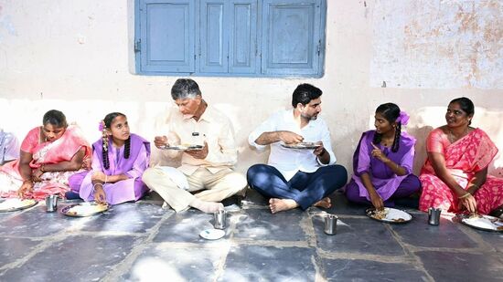 పది వేల ఆదాయం లోపు వున్న తెల్ల రేషన్ కార్డుదారులకు, నెలకు 300 యూనిట్ల కరెంట్ బిల్లు దాటకుండా ఉండే కుటుంబాలకు ఈ స్కీమ్ వర్తింపజేస్తారు. 75 శాతం అటెండెన్స్ ఉండాల్సి ఉంటుంది. అంతేకాకుండా అన్ని ధృవపత్రాలు, ఆధార్ లింక్డ్ బ్యాంక్ అకౌంట్ ఉంటేనే డబ్బులు జమవుతాయి. ఇంట్లో ఫోర్ వీలర్ (ట్యాక్స్, ట్రాక్టర్, ఆటోలకు మినహాయింపు) ఉంటే అనర్హులవుతారు. ప్రభుత్వ ఉద్యోగులు కాకుండా ఉండొద్దు. ఆదాయపు పన్ను చెల్లించే వారికి కూడా స్కీమ్ వర్తింపజేయరు.