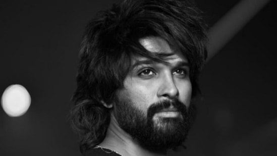అల్లు అర్జున్ - 'పుష్ప 2' హీరో, మన ఐకాన్ స్టార్ అల్లు అర్జున్ కూడా షారుఖ్ ఖాన్ ను వెనక్కి నెట్టి మూడో స్థానంలో నిలిచాడు.  