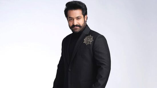 ఏడో స్థానంలోనూ మరో టాలీవుడ్ హీరో జూనియర్ ఎన్టీఆర్ నిలిచాడు. ప్రస్తుతం అతడు వార్ 2తో బాలీవుడ్ లోనూ అడుగుపెడుతున్న విషయం తెలిసిందే.