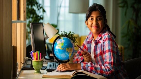 వాస్తు శాస్త్రం ఇంట్లో సంతోషం మరియు శాంతిని పెంచడమే కాకుండా, వృత్తి మరియు చదువులో విజయానికి కూడా సహాయపడుతుంది. సరైన దిశ, సానుకూల శక్తి మరియు క్రమబద్ధమైన వాతావరణం కృషిని ఫలవంతం చేస్తాయి. చిన్న వాస్తు చర్యలు ప్రభుత్వ ఉద్యోగానికి సిద్ధమవుతున్న యువతకు ఏకాగ్రత, ఆత్మవిశ్వాసం మరియు అదృష్టాన్ని పెంచుతాయి. ఈ గ్యాలరీలో, అటువంటి 5 వాస్తు చిట్కాలను మేము మీకు చెబుతాము.