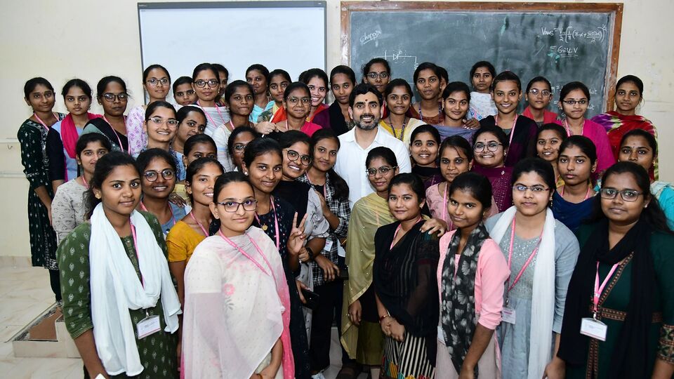 <p>ఇక చివరల్లో పేమెంట్ వివరాలు కనిపిస్తాయి. మీ ఖాతాలోకి డబ్బులు పడ్డాయా లేదా అనేది కనిపిస్తుంది. జమ కాకుండా ఉంటే కూడా ఆ వివరాలు డిస్ ప్లే అవుతాయి. ఒకవేళ డబ్బులు జమ కాకపోతే… స్థానికంగా ఉన్న సచివాలయ అధికారులను సంప్రదించవచ్చు.</p>