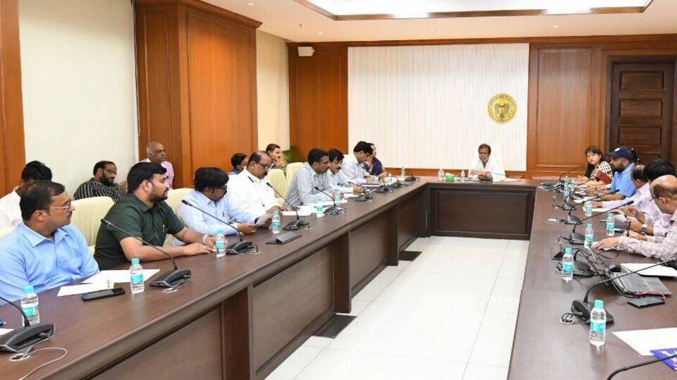 <p>ఆసరా పథకం కింద ఆరోగ్య శ్రీ పరిమితిని పెంచిన రేవంత్ సర్కార్…. రేషన్ కార్డులతో సంబంధం లేకుండా అర్హులైన వారందరికి డిజిల్ హెల్త్ కార్డులను త్వరలోనే అందజేయనుంది. దీని ప్రకారం రాష్ట్రంలో 18 ఏళ్లు నిండిన ప్రతి ఒక్కరికీ డిజిటల్ హెల్త్‌కార్డులను అందజేయడంతో పాటు ఒక ప్రత్యేక గుర్తింపు సంఖ్యను కేటాయిస్తారు. త్వరలోనే వీటిని మంజూరు చేసే దిశగా సర్కార్ ఆలోచన చేస్తోంది. </p>