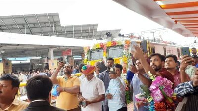 <p>నిజానికి హైదరాబాద్ నగరంలో రాజస్థానీయులు చాలా మంది ఉంటారు. వీరు వాళ్ల సొంత రాష్ట్రానికి వెళ్లాలంటే ఇబ్బందులు పడాల్సి వచ్చేది. ఈ సమస్యపై దృష్టిపెట్టిన రైల్వే శాఖ….. నేరుగా జోద్ పూర్ కు ట్రైన్ ను నడపాలని నిర్ణయించింది.</p> <p>నిజానికి హైదరాబాద్ నగరంలో రాజస్థానీయులు చాలా మంది ఉంటారు. వీరు వాళ్ల సొంత రాష్ట్రానికి వెళ్లాలంటే ఇబ్బందులు పడాల్సి వచ్చేది. ఈ సమస్యపై దృష్టిపెట్టిన రైల్వే శాఖ….. నేరుగా జోద్ పూర్ కు ట్రైన్ ను నడపాలని నిర్ణయించింది.</p>