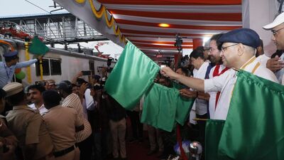 <p> ప్రయాణికులకు దక్షిణ మధ్య రైల్వే మరో కొత్త సర్వీస్ ను ప్రారంభించింది. కాచిగూడ నుంచి చారిత్రక నగరం జోధ్పుర్కు కొత్త రైలు అందుబాటులోకి వచ్చింది. జూలై 19వ తేదీన కేంద్ర రైల్వేశాఖ మంత్రి అశ్వినీ వైష్ణవ్, గనులశాఖ మంత్రి కిషన్రెడ్డి ఈ సూపర్ఫాస్ట్ రైలును జెండా ఊపి ప్రారంభించారు.</p> <p> ప్రయాణికులకు దక్షిణ మధ్య రైల్వే మరో కొత్త సర్వీస్ ను ప్రారంభించింది. కాచిగూడ నుంచి చారిత్రక నగరం జోధ్పుర్కు కొత్త రైలు అందుబాటులోకి వచ్చింది. జూలై 19వ తేదీన కేంద్ర రైల్వేశాఖ మంత్రి అశ్వినీ వైష్ణవ్, గనులశాఖ మంత్రి కిషన్రెడ్డి ఈ సూపర్ఫాస్ట్ రైలును జెండా ఊపి ప్రారంభించారు.</p>