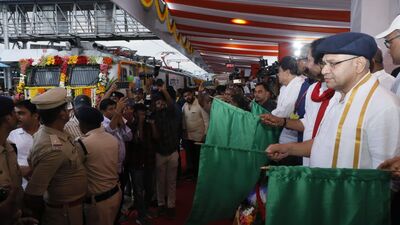 <p>అధికారికంగా ఈ రైలు ఇవాళ ప్రారంభం కాగా.. జూలై 20 నుంచి ఈ రైలు రెగ్యులర్ సర్వీస్ ప్రారంభం కానుంది. 17605 నెంబర్ గల ట్రైన్ కాచిగూడ నుండి రాత్రి 11:50 గంటలకు బయలుదేరి మరుసటి రోజు సాయంత్రం 6:05 గంటలకు ఖాండ్వా చేరుకుంటుంది. అక్కడి నుంచి ఇటార్సి, నర్మదాపురం, రాణి కమలపతి మీదుగా ఉదయం 4:00 గంటలకు ఉజ్జయిని చేరుకుంటుంది. ఇది అజ్మీర్ మార్గం ద్వారా రాత్రి 8:00 గంటలకు భగత్ కి కోఠి (జోధ్పూర్) చేరుకుంటుంది. </p> <p>అధికారికంగా ఈ రైలు ఇవాళ ప్రారంభం కాగా.. జూలై 20 నుంచి ఈ రైలు రెగ్యులర్ సర్వీస్ ప్రారంభం కానుంది. 17605 నెంబర్ గల ట్రైన్ కాచిగూడ నుండి రాత్రి 11:50 గంటలకు బయలుదేరి మరుసటి రోజు సాయంత్రం 6:05 గంటలకు ఖాండ్వా చేరుకుంటుంది. అక్కడి నుంచి ఇటార్సి, నర్మదాపురం, రాణి కమలపతి మీదుగా ఉదయం 4:00 గంటలకు ఉజ్జయిని చేరుకుంటుంది. ఇది అజ్మీర్ మార్గం ద్వారా రాత్రి 8:00 గంటలకు భగత్ కి కోఠి (జోధ్పూర్) చేరుకుంటుంది. </p>