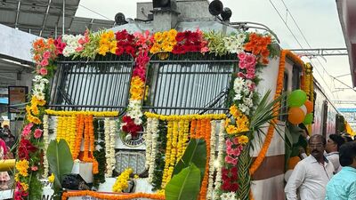 <p>ఇగ అక్కడ్నుంచి అంటే… 17606 నెంబర్ గల ట్రైన్ రాత్రి 10:30 గంటలకు భగత్ కి కోఠి నుంచి బయలుదేరుతుంది. మరుసటి రోజు మధ్యాహ్నం 1:00 గంటలకు ఉజ్జయినికి చేరుతుంది. రాత్రి 10:40 గంటలకు ఖాండ్వా చేరుకుంటుంది. ఆ తర్వాతి రోజు మధ్యాహ్నం 3:40 గంటలకు కాచిగూడ రైల్వే స్టేషన్ కు చేరుతుంది.</p> <p>ఇగ అక్కడ్నుంచి అంటే… 17606 నెంబర్ గల ట్రైన్ రాత్రి 10:30 గంటలకు భగత్ కి కోఠి నుంచి బయలుదేరుతుంది. మరుసటి రోజు మధ్యాహ్నం 1:00 గంటలకు ఉజ్జయినికి చేరుతుంది. రాత్రి 10:40 గంటలకు ఖాండ్వా చేరుకుంటుంది. ఆ తర్వాతి రోజు మధ్యాహ్నం 3:40 గంటలకు కాచిగూడ రైల్వే స్టేషన్ కు చేరుతుంది.</p>