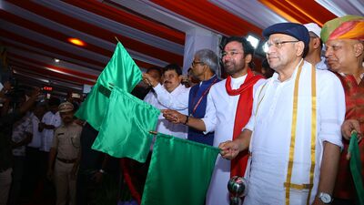 <p>ఇందులో మొత్తం 22 కోచ్లు ఉంటాయి. ఇందులో 2 ఏపీ, 3 ఏసీ, స్లీపర్ మరియు జనరల్ సెకండ్ క్లాస్ కోచ్ లు అందుబాటులో ఉంటాయి.</p> <p>ఇందులో మొత్తం 22 కోచ్లు ఉంటాయి. ఇందులో 2 ఏపీ, 3 ఏసీ, స్లీపర్ మరియు జనరల్ సెకండ్ క్లాస్ కోచ్ లు అందుబాటులో ఉంటాయి.</p>
