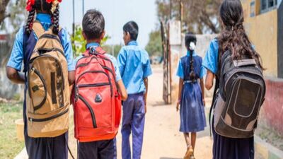 <p>జులై 19 అంటే ఇవాళ (శనివారం)  చాలా స్కూళ్లకు హాఫ్ డేనే ఉంది. దీంతో ఇవాళ మద్యాహ్నం నుంచే సెలవులు వచ్చినట్లు అయింది. తిరిగి జూలై 22వ తేదీన పాఠశాలలు తిరిగి తెరుచుకోనున్నాయి.</p> 