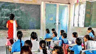 <p>తెలంగాణ సర్కార్ ప్రకటించిన షెడ్యూల్ ప్రకారం.. 2025 ఏడాదిలో మొత్తం 27 సాధారణ సెలవులు, 23 ఐచ్చిక సెలవులు ఉన్న సంగతి తెలిసిందే. వీటిలో ఇప్పటికే కొన్ని పూర్తయ్యాయి.</p> 