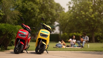 <p>ఈ అఫార్డిబుల్ ఎలక్ట్రిక్ స్కూటర్కి ఫాస్ట్ ఛార్జర్ ఆప్షన్ కూడా లభిస్తోంది. ఈ ఫాస్ట్ ఛార్జర్తో బ్యాటరీ ప్యాక్ను ఒక గంటలో 0-80 శాతం వరకు ఛార్జ్ చేయవచ్చని విడా చెప్పింది. బండిల్తో వచ్చే ఛార్జర్ ఆరు గంటల్లో బ్యాటరీ ప్యాక్ను 0-80 శాతం వరకు ఛార్జ్ చేస్తుంది. ఈ ఈ-స్కూటర్ కేవలం 3.1 సెకన్లలో 0-40 కేఎంపీహెచ్ వేగానికి చేరుకుంటుంది. దీని టాప్ స్పీడ్ 80 కేఎంపీహెచ్ వరకు ఉంటుంది.</p> <p>ఈ అఫార్డిబుల్ ఎలక్ట్రిక్ స్కూటర్కి ఫాస్ట్ ఛార్జర్ ఆప్షన్ కూడా లభిస్తోంది. ఈ ఫాస్ట్ ఛార్జర్తో బ్యాటరీ ప్యాక్ను ఒక గంటలో 0-80 శాతం వరకు ఛార్జ్ చేయవచ్చని విడా చెప్పింది. బండిల్తో వచ్చే ఛార్జర్ ఆరు గంటల్లో బ్యాటరీ ప్యాక్ను 0-80 శాతం వరకు ఛార్జ్ చేస్తుంది. ఈ ఈ-స్కూటర్ కేవలం 3.1 సెకన్లలో 0-40 కేఎంపీహెచ్ వేగానికి చేరుకుంటుంది. దీని టాప్ స్పీడ్ 80 కేఎంపీహెచ్ వరకు ఉంటుంది.</p>