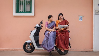 <p>విడా వీఎక్స్2 గోలో రిమూవెబుల్ 2.2 కేడబ్ల్యూహెచ్ బ్యాటరీ<a href="https://telugu.hindustantimes.com/business/honda-activa-e-gets-more-affordable-battery-rental-plan-at-rupees-678-per-month-121750982255841.html" target="_blank"> </a>ప్యాక్ ఉంటుంది. దీనిని ఒక్కసారి ఛార్జ్ చేస్తే 92 కిలోమీటర్ల ఐడీసీ రేంజ్ను ఇస్తుంది. దీని గరిష్ట వేగం 70 కేఎంపీహెచ్!. మరోవైపు, టాప్ వేరియంట్ విడా వీఎక్స్2 ప్లస్ 3.4 కేడబ్ల్యూహెచ్ సామర్థ్యంతో రెండు రిమూవెబుల్ బ్యాటరీ ప్యాక్లను పొందింది. ఇది పూర్తి ఛార్జ్పై 142 కిలోమీటర్ల ఐడీసీ రేంజ్ను ఇస్తుంది.</p> <p>విడా వీఎక్స్2 గోలో రిమూవెబుల్ 2.2 కేడబ్ల్యూహెచ్ బ్యాటరీ<a href="https://telugu.hindustantimes.com/business/honda-activa-e-gets-more-affordable-battery-rental-plan-at-rupees-678-per-month-121750982255841.html" target="_blank"> </a>ప్యాక్ ఉంటుంది. దీనిని ఒక్కసారి ఛార్జ్ చేస్తే 92 కిలోమీటర్ల ఐడీసీ రేంజ్ను ఇస్తుంది. దీని గరిష్ట వేగం 70 కేఎంపీహెచ్!. మరోవైపు, టాప్ వేరియంట్ విడా వీఎక్స్2 ప్లస్ 3.4 కేడబ్ల్యూహెచ్ సామర్థ్యంతో రెండు రిమూవెబుల్ బ్యాటరీ ప్యాక్లను పొందింది. ఇది పూర్తి ఛార్జ్పై 142 కిలోమీటర్ల ఐడీసీ రేంజ్ను ఇస్తుంది.</p>