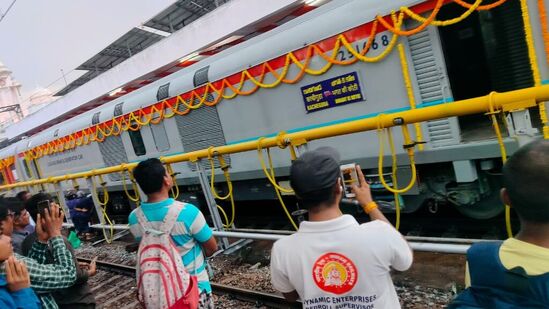 హైదరాబాద్ లోని కాచిగూడ నుంచి జోధ్‌పుర్‌లోని భగత్‌ కీ కోఠీ స్టేషన్‌ వరకు వెళ్లే ఈ రైలు వెళ్తుంది. వారంలో అన్ని రోజులు ఈ ట్రైన్ అందుబాటులో ఉంటుంది. ఎప్పట్నుంచి ఈ డిమాండ్ తెరపైకి రాగా… వారి విజ్ఞప్తుల మేరకు ఈ రైలును రైల్వేశాఖ ప్రారంభించింది.