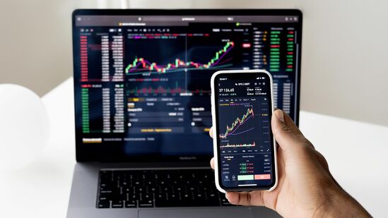 ఎలీట్ కాన్ ఇంటర్నేషనల్ లిమిటెడ్ సిగరెట్ల వంటి వివిధ పొగాకు ఉత్పత్తులను తయారు చేసి విక్రయిస్తుంది. ఇది అనేక ఇతర పొగాకు ఉత్పత్తులతో వ్యాపారం చేస్తుంది. ఎలీట్ కాన్ ఇంటర్నేషనల్ లిమిటెడ్ బ్రిటన్ తో సహా వివిధ యూరోపియన్ దేశాలకు, అలాగే యునైటెడ్ అరబ్ ఎమిరేట్స్, సింగపూర్, హాంకాంగ్ వంటి అంతర్జాతీయ మార్కెట్లకు విస్తరించింది.