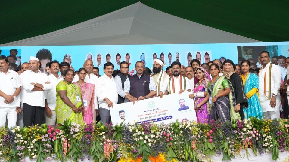 <p>త్వరలోనే అందించబోయే స్మార్ట్ రేషన్‌ కార్డులు గతంలో కంటే భిన్నంగా ఉండనున్నాయి. కొత్త కార్డులపై కుటుంబ పెద్ద పేరు మినహా ఎవరి ఫొటోలు ఉండే అవకాశం లేదు. ఏటీఎమ్‌ కార్డు సైజులో ఉంటుందని తెలుస్తోంది.</p>