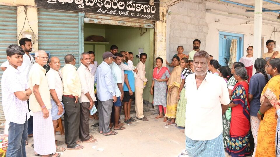 <p>నిజానికి కొత్త రేషన్ కార్డులు స్మార్ట్ కార్డుల రూపంలోనే ఇవ్వాలని సర్కార్ నిర్ణయించింది.</p><p>కొత్త కార్డులతో పాటు, ఇప్పటికే ఉన్న కార్డుల స్థానంలో క్యూఆర్‌ కోడ్‌తో ఉన్న స్మార్ట్‌ రేషన్‌కార్డులను అందించే దిశగా పౌరసరఫరాల శాఖ కసరత్తు చేస్తోంది. అయితే ఈ ప్రక్రియ ఆలస్యం కావటంతో… ప్రస్తుతం పత్రాల రూపంలోనే అందజేస్తోంది.</p>