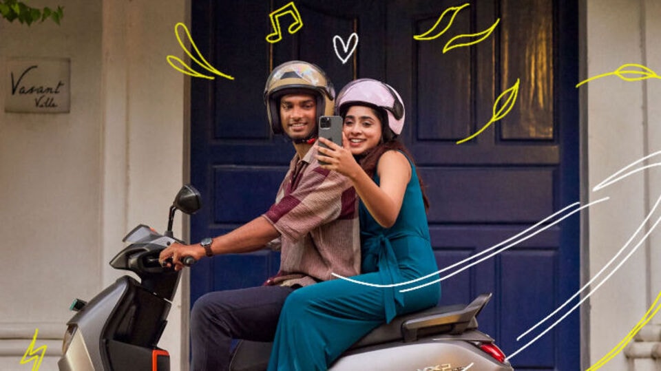 <p>ఈ విడా వీఎక్స్​2 ఈ నెలలోనే లాంచ్​ అయ్యింది. ఇది రెండు వేరియంట్లలో అందుబాటులో ఉంటుంది. అవి.. వీఎక్స్‌2 గో, వీఎక్స్‌2 ప్లస్. విడా వీఎక్స్‌2 రెండు వేరియంట్లు బ్యాటరీ-యాజ్-ఎ-సర్వీస్ ఆప్షన్‌తో కూడా లభిస్తున్నాయి. వీఎక్స్‌2 గో ధర రూ. 99,490 (ఎక్స్-షోరూమ్) కాగా, వీఎక్స్‌2 ప్లస్ ధర రూ. 1.10 లక్షలు(ఎక్స్-షోరూమ్)గా ఉంది.</p>